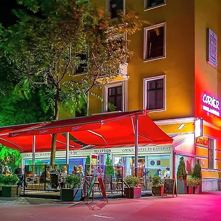 Corner & Kavehaz 호텔 Dunaújváros