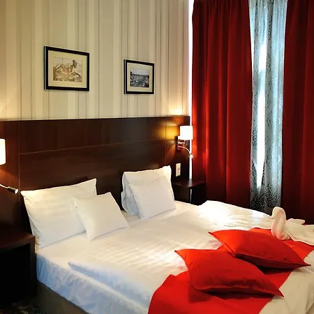 Corner & Kavehaz מלון Dunaújváros