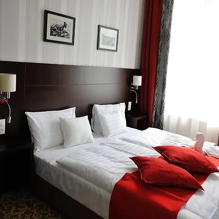 Corner & Kavehaz מלון 3*