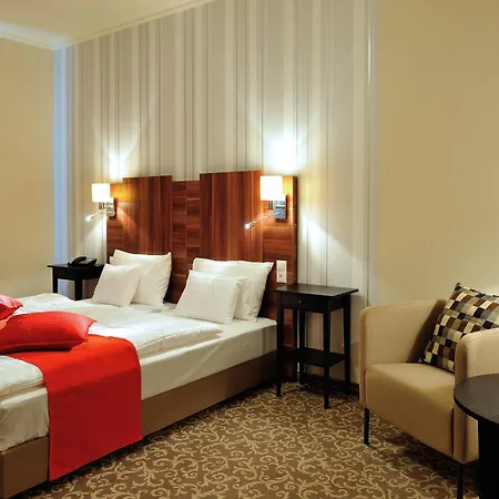 מלון Corner & Kavehaz Dunaújváros